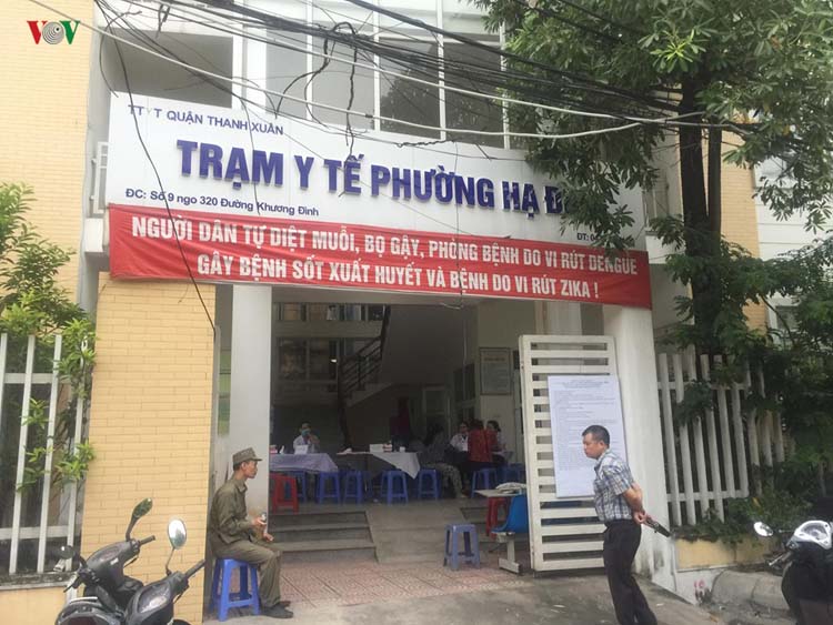 Nhiều người dân đến khám bệnh ở Trạm Y tế phường Hạ Đình.