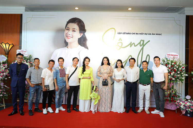 Gia đình, bạn bè, đồng nghiệp chúc mừng ca sĩ Bùi Lê Mận ra mắt dự án âm nhạc.