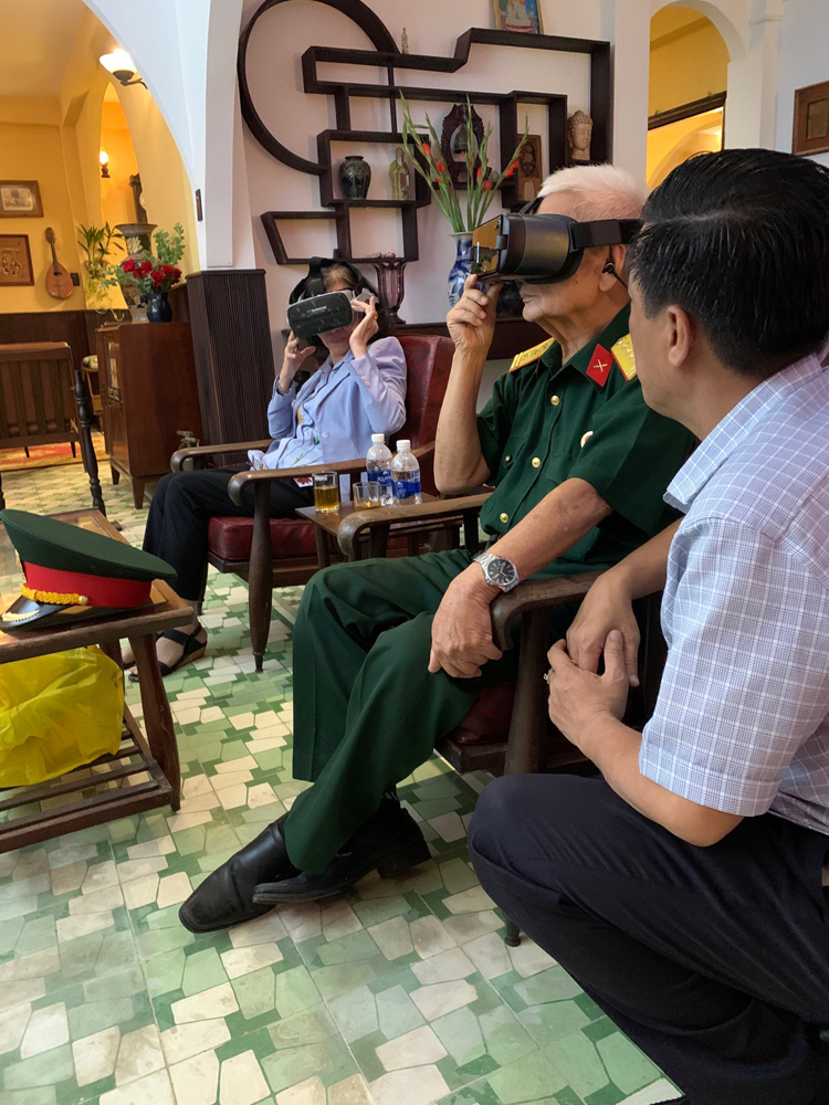 Anh Trần Vũ Bình đang hướng dẫn một cựu chiến binh trải nghiệm Bảo tàng thông minh Biệt động Sài Gòn.
