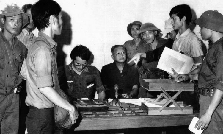 KTS. Nguyễn Hữu Thái (người cầm giấy) tại Đài Phát thanh Sài Gòn trưa 30/4/1975.