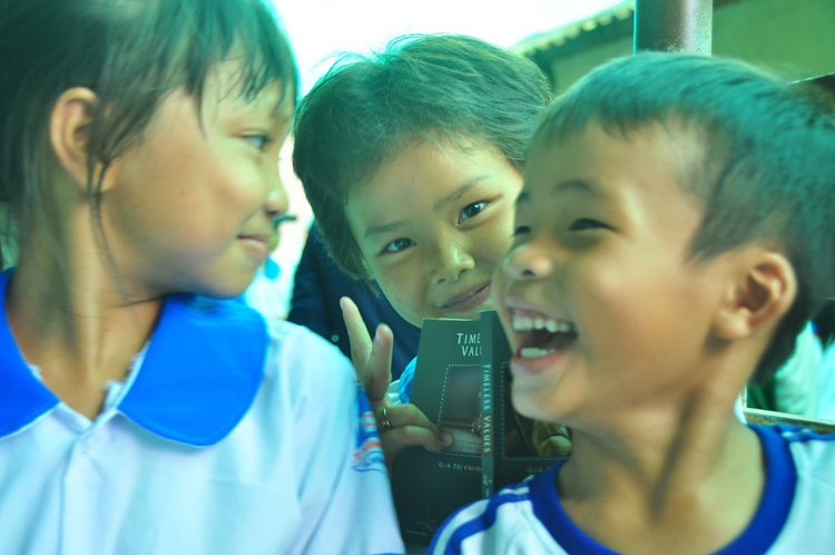 Sự sẻ chia ấm áp mang đến nụ cười cho các em nhỏ tại trường vùng sâu, vùng xa thành phố Cần Thơ.
