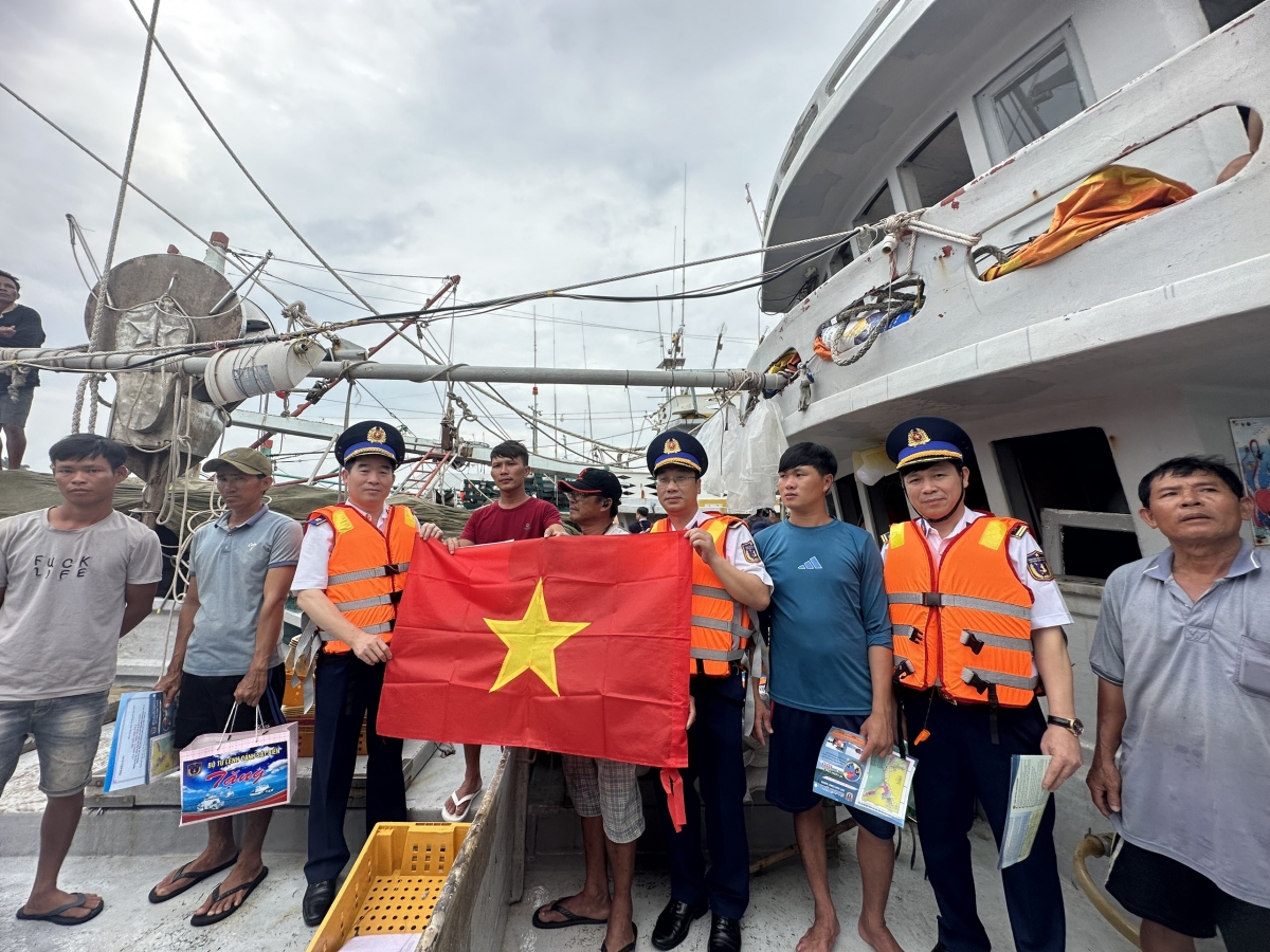 Đoàn công tác tuyên truyền IUU, tặng cờ Tổ quốc, quà cho ngư dân khai thác ở vùng biển giáp ranh.