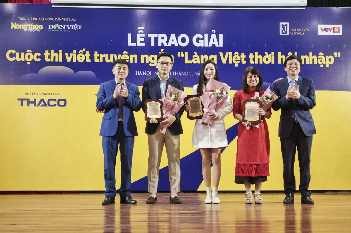 Ông Hồ Quang Lợi, Phó Chủ tịch Thường trực Hội Nhà báo Việt Nam và ông Phan Huy Hà, Phó Tổng biên tập thường trực Báo Nông thôn Ngày nay/điện tử Dân Việt trao Giải Ba cho các tác giả.