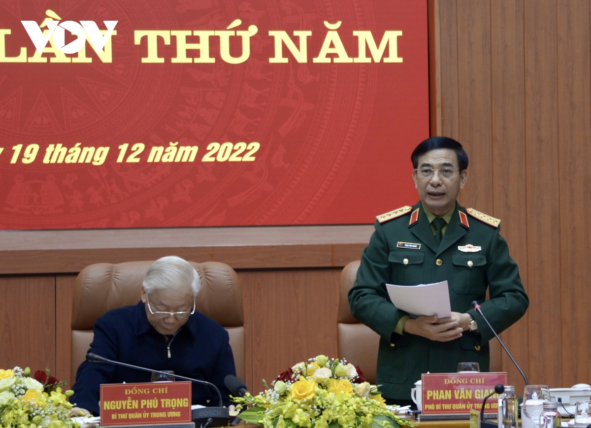 Đại tướng Phan Văn Giang, Bộ trưởng Bộ Quốc phòng báo cáo tại phiên họp.