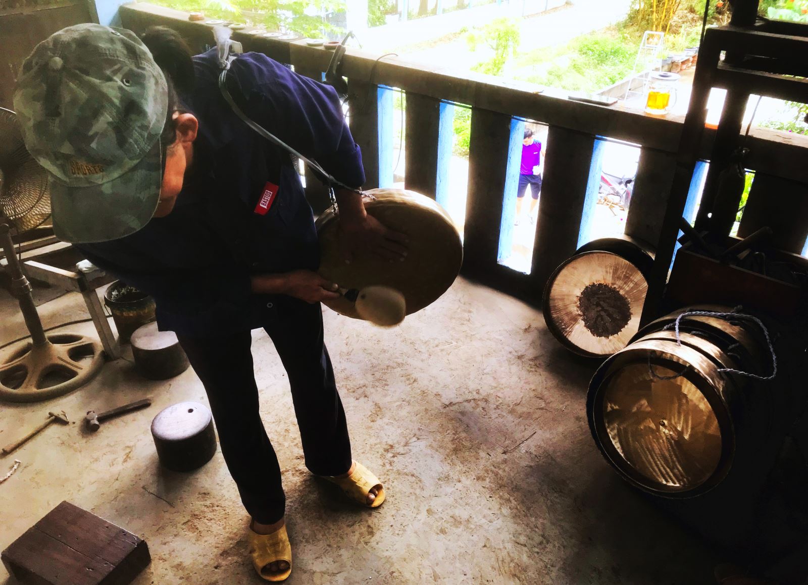 Vừa hoàn thành bộ chiêng chuẩn bị giao cho khách ở Lào.