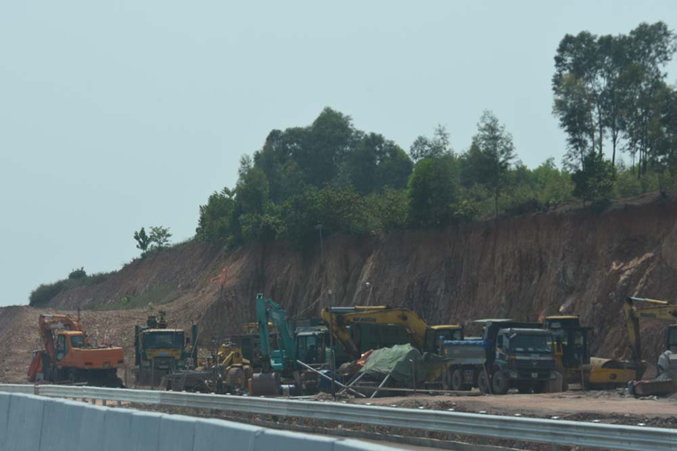 Các hạng mục phụ trợ hoàn thiện Dự án cao tốc Bắc Giang Lạng Sơn đang được khẩn trương thi công.
