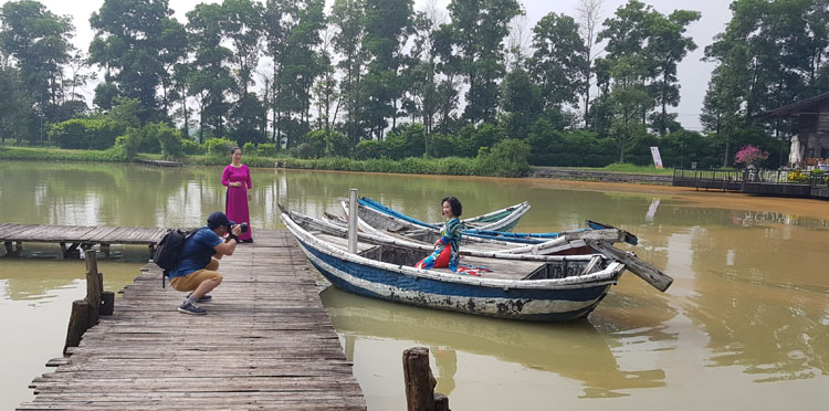 Các nhiếp ảnh gia nhiệt tình hỗ trợ chị em từ cách tạo dáng, sắp xếp đạo cụ... để chị em có được những bức ảnh ưng ý.