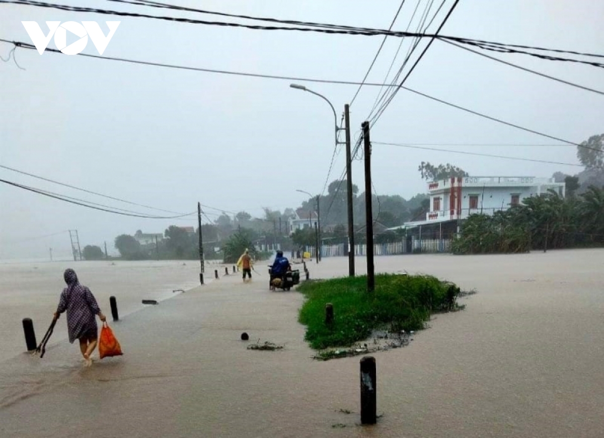 Các khu dân cư ở Phú Yên bị ngập do mưa lớn và xả lũ.