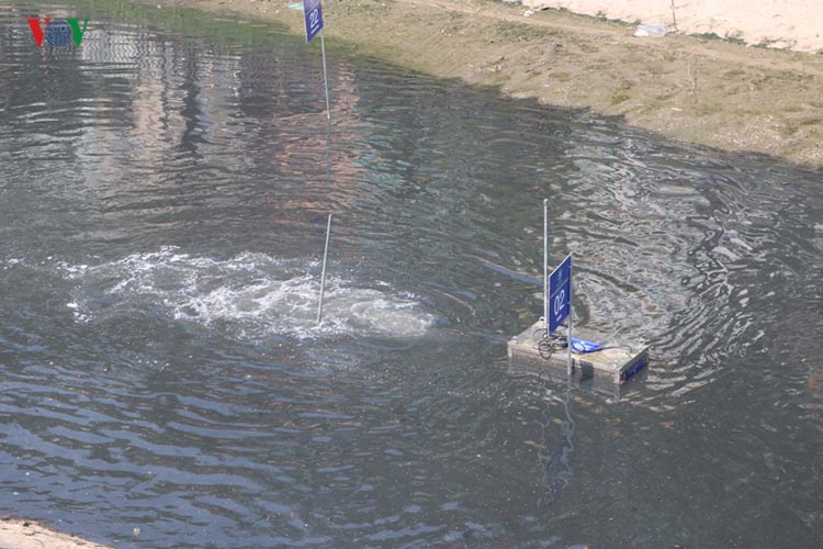 Công nghệ nước ngoài được thí nghiệm tại sông Tô Lịch.