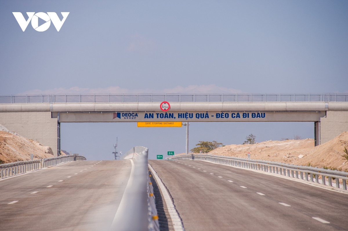 Dự án thành phần Cam Lâm - Vĩnh Hảo có chiều dài tuyến 79km, với tổng mức đầu tư là 8.925 tỷ đồng; Cơ quan có thẩm quyền là Bộ Giao thông vận tải; Nhà đầu tư là Tập đoàn Đèo Cả.