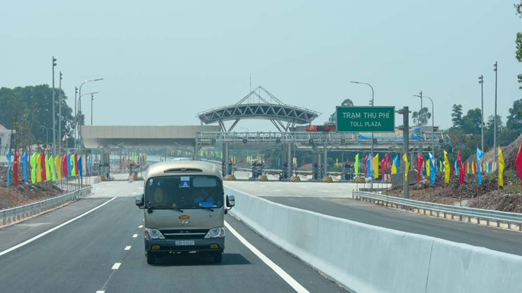 Cận cảnh Trạm thu phí trên cao tốc Bắc Giang Lạng Sơn trong ngày thông xe.