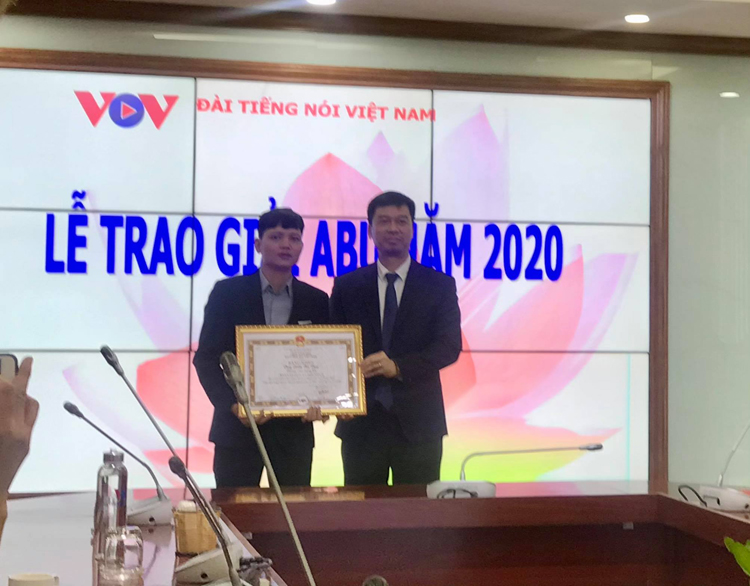 Tác giả Trần Bá Duy, Ban Văn hóa - Xã hội  (VOV2), Đài Tiếng nói Việt Nam được Ban tổ chức trao giải Khuyến khích ở thể loại: “Giải quan điểm về chủ đề của năm 2020: Tôn trọng”. 