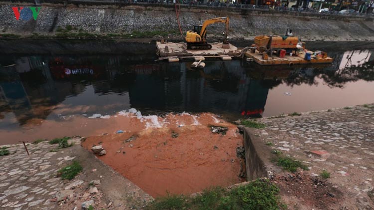 Nước thải từ các cống đổ ra sông Tô Lịch 24/24h.