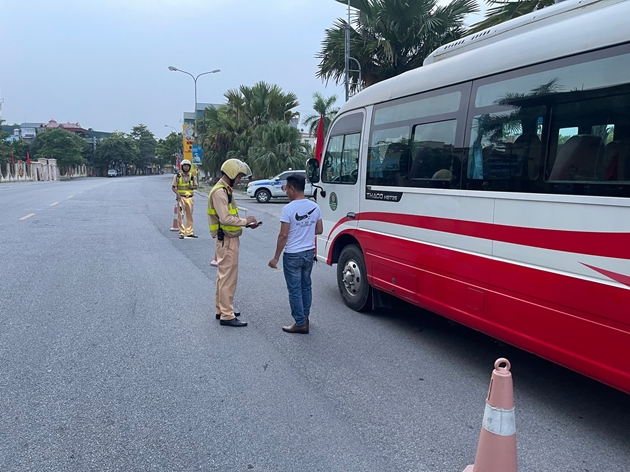 Đội Cảnh sát Giao thông, Công an huyện Thanh Hà dừng kiểm tra xe khách vi phạm trên tuyến đường tỉnh 390 thuộc địa phận huyện Thanh Hà, tỉnh Hải Dương. Ảnh: LC 