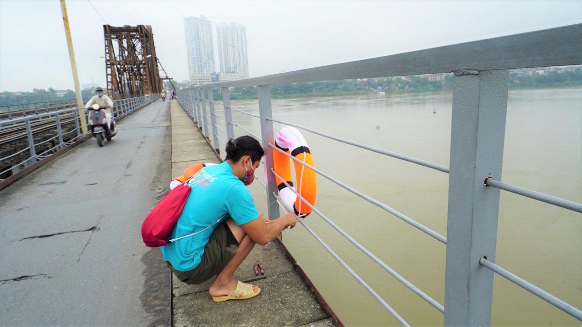 Những chiếc phao cứu sinh xuất hiện trên các cây cầu ở Hà Nội gây tò mò, thắc mắc cho người dân (Ảnh: Nhân vật cung cấp)