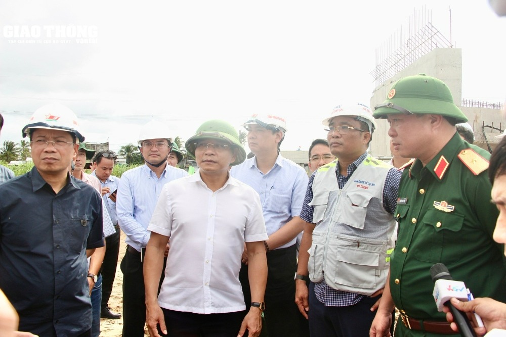 Bộ trưởng Nguyễn Văn Thắng kiểm tra công trường cao tốc Cần Thơ - Hậu Giang.