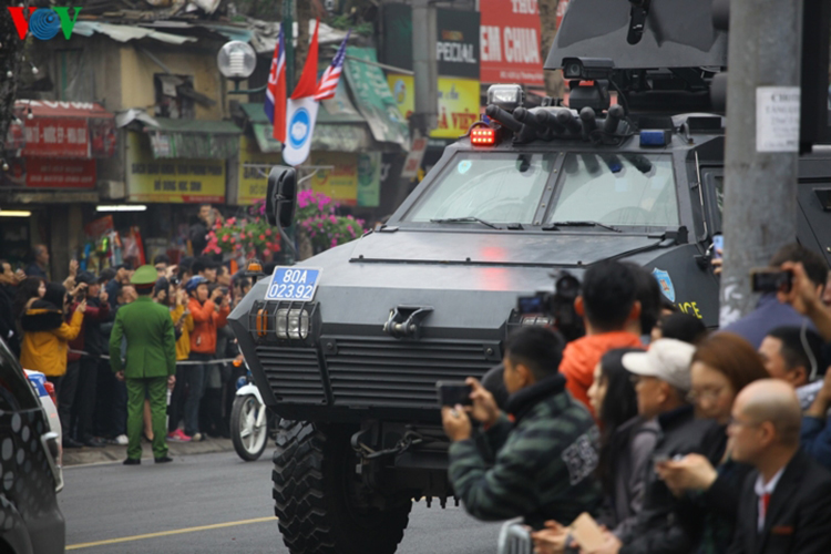 Đoàn xe hộ tống Chủ tịch Triều Tiên - Kim Jong-un, trong đó có những chiếc xe bọc thép đặc chủng của Cảnh sát cơ động.