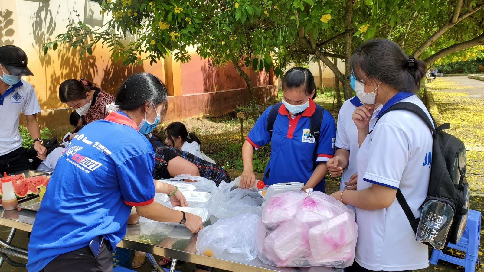 Thầy cô giáo cùng lực lượng tình nguyện viên chuẩn bị cơm trưa cho các thí sinh tại điểm trường THPT Phan Văn Trị, huyện Phong Điền, Cần Thơ.
