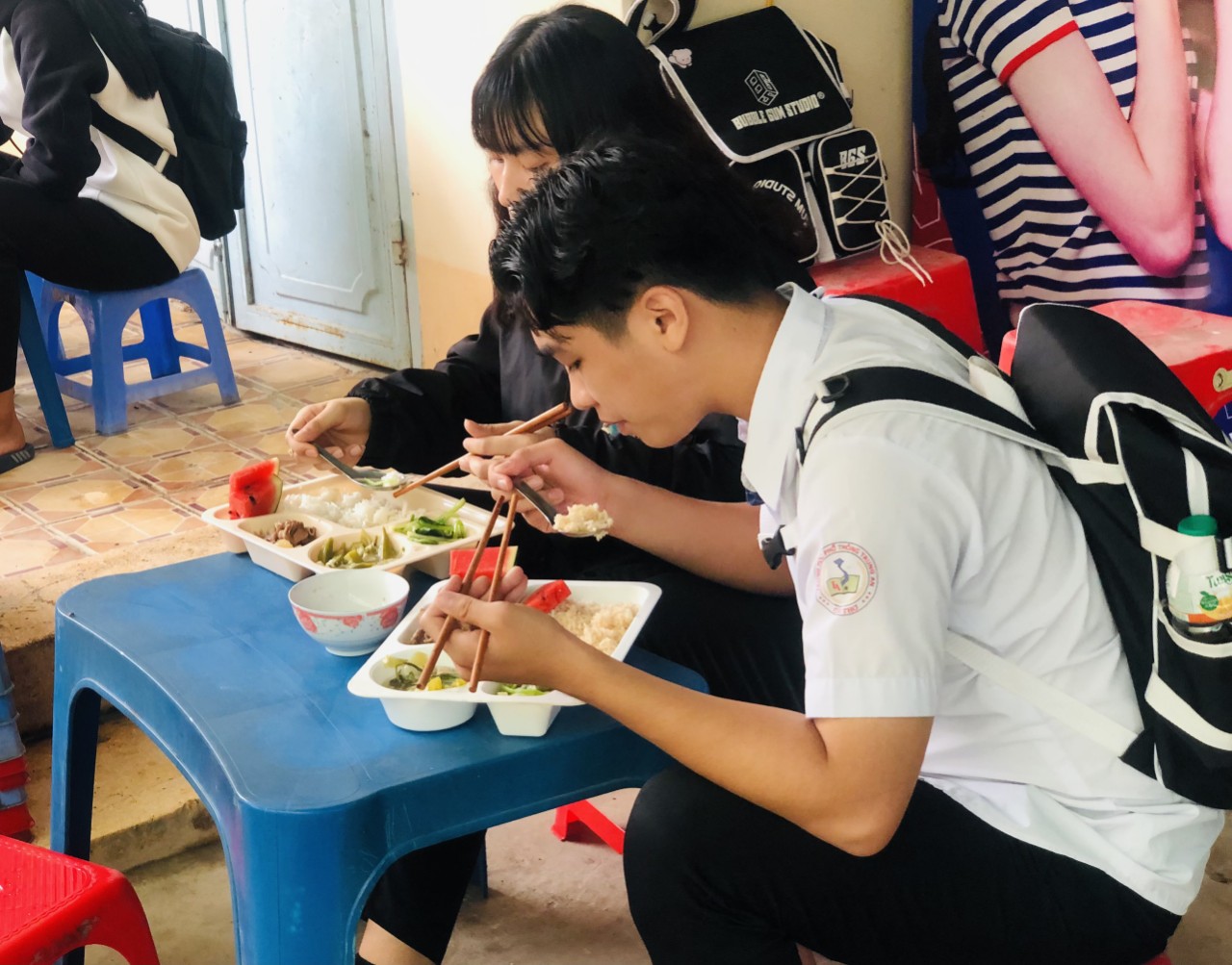 Thí sinh trường THPT Trung An, huyện Cờ Đỏ thưởng thức suất ăn miễn phí sau môn thi đầu tiên.