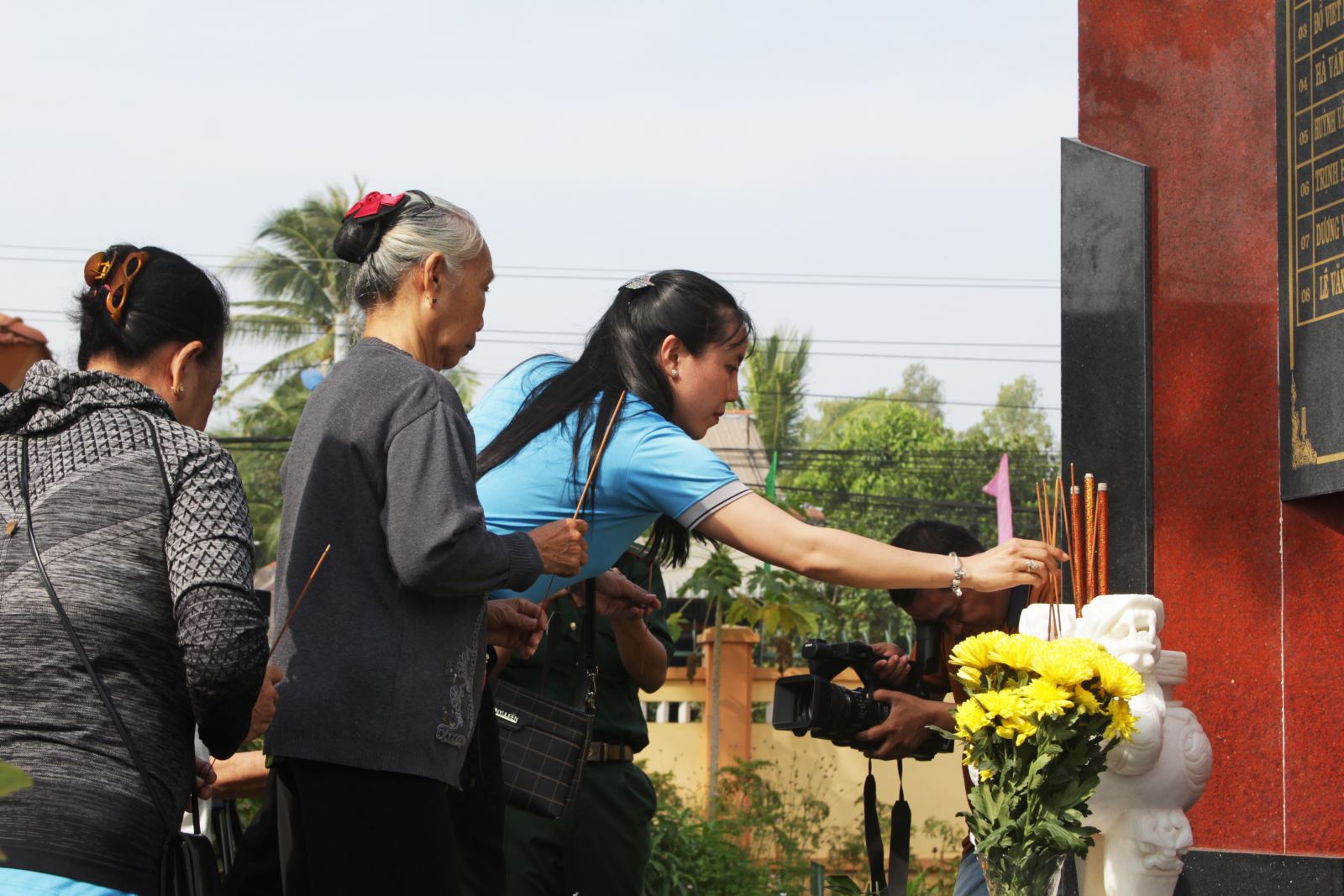 Chính quyền địa phương, các ban, ngành, đoàn thể và nhân dân đến viếng Bia tưởng niệm các Anh hùng Liệt sĩ trong khuông viên Đồn.