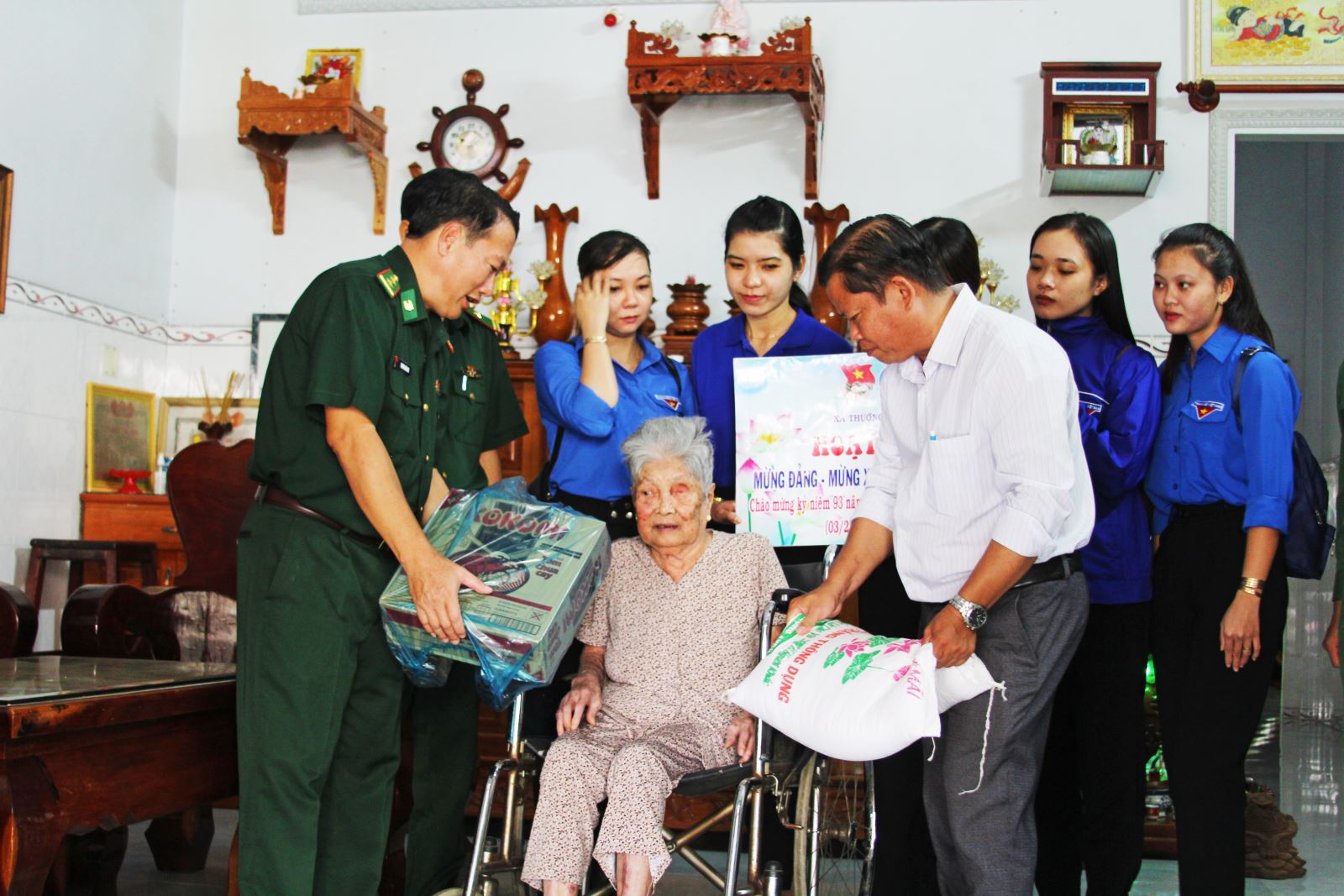 Đại diện BCH Đồn Biên phòng cửa khẩu quốc tế Thường Phước  và UBND xã Thường Phước 1 trao quà cho Mẹ Việt Nam Anh hùng trên địa bàn vui Xuân đón Tết.