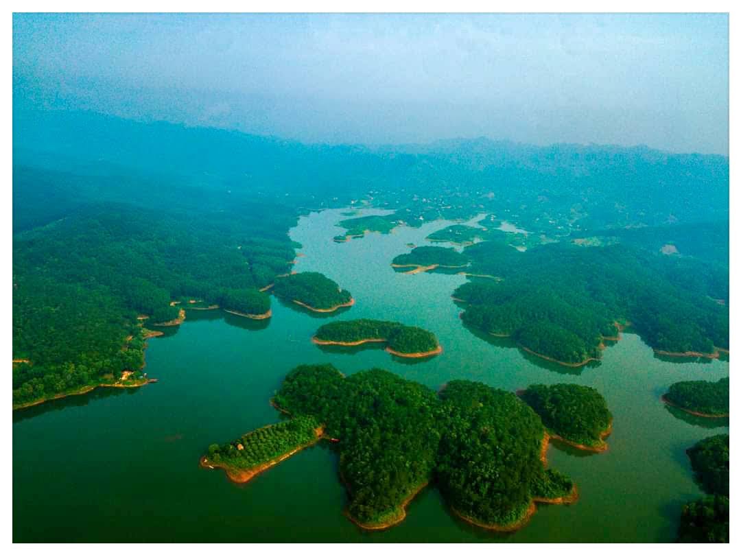 Hồ Khuôn Thần (xã Kiên Lao, huyện Lục Ngạn) nằm trong quần thể thiên nhiên bao gồm rừng và hồ Khuôn Thần. Khuôn Thần phù hợp cho các loại hình du lịch như: trải nghiệm cộng đồng, nghỉ dưỡng, thể thao leo núi, bơi thuyền, khám phá thiên nhiên kỳ thú.