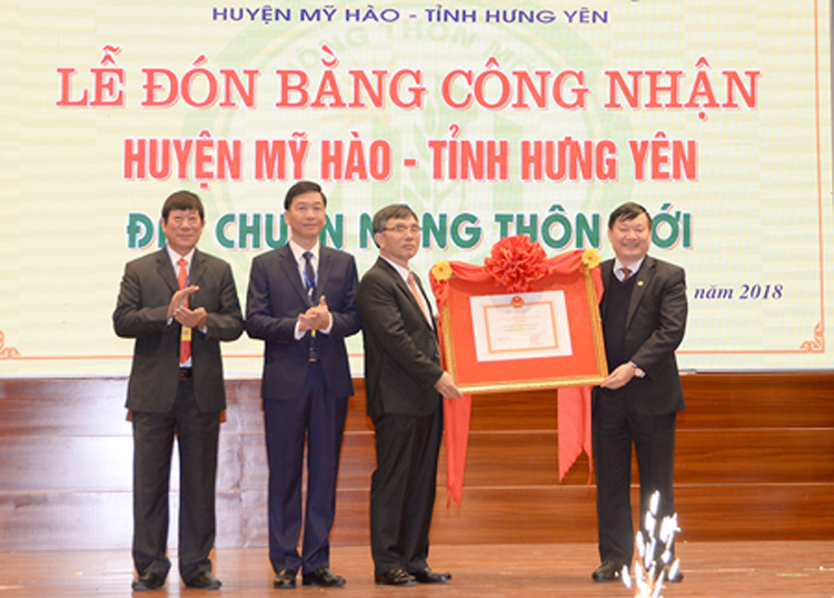 Ông Nguyễn Văn Phóng, Chủ tịch UBND tỉnh Hưng Yên trao bằng công nhận đạt chuẩn NTM cho huyện Mỹ Hào.