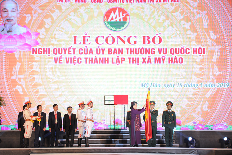 Bà Tòng Thị Phóng, Phó Chủ tịch Thường trực Quốc hội trao Huân chương Độc lập hạng Ba cho thị xã Mỹ Hào (Hưng Yên).