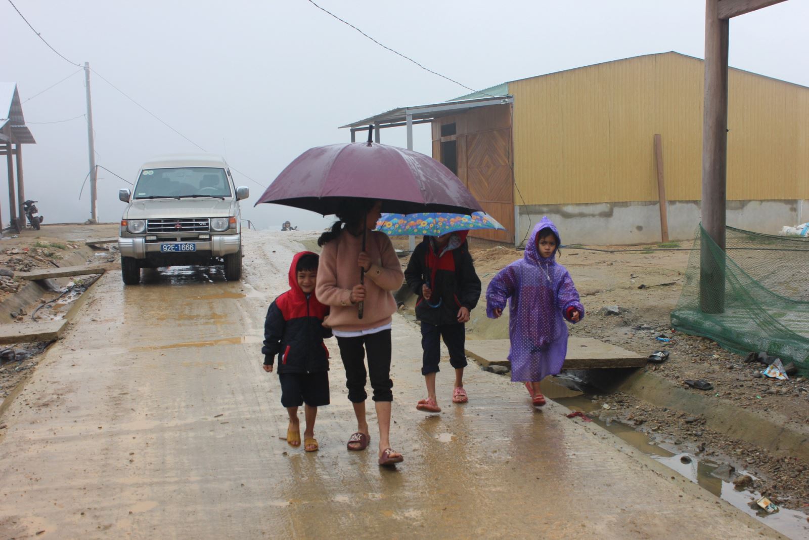 Các em nhỏ vùng cao Phước Sơn tới trường trên con đường bê tông bằng phẳng.