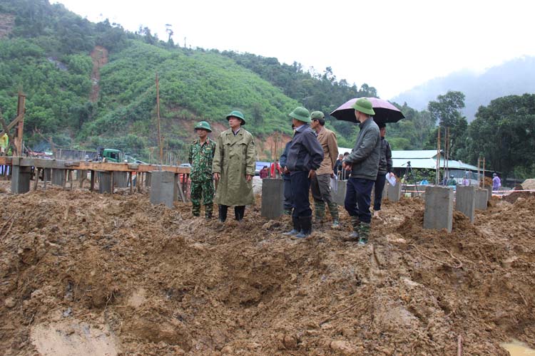 Lãnh đạo tỉnh Quảng Nam kiểm tra việc xây dựng khu dân cư cho người dân. 