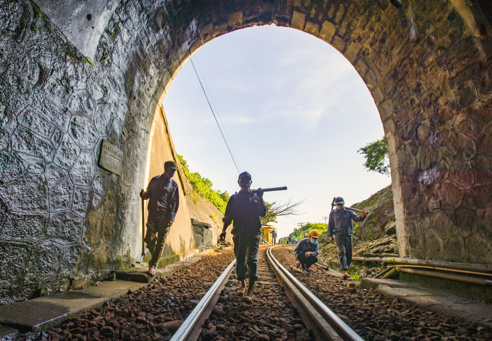 Bảo dưỡng đoạn đường sắt ở cửa hầm số 12 trên đèo Hải Vân.