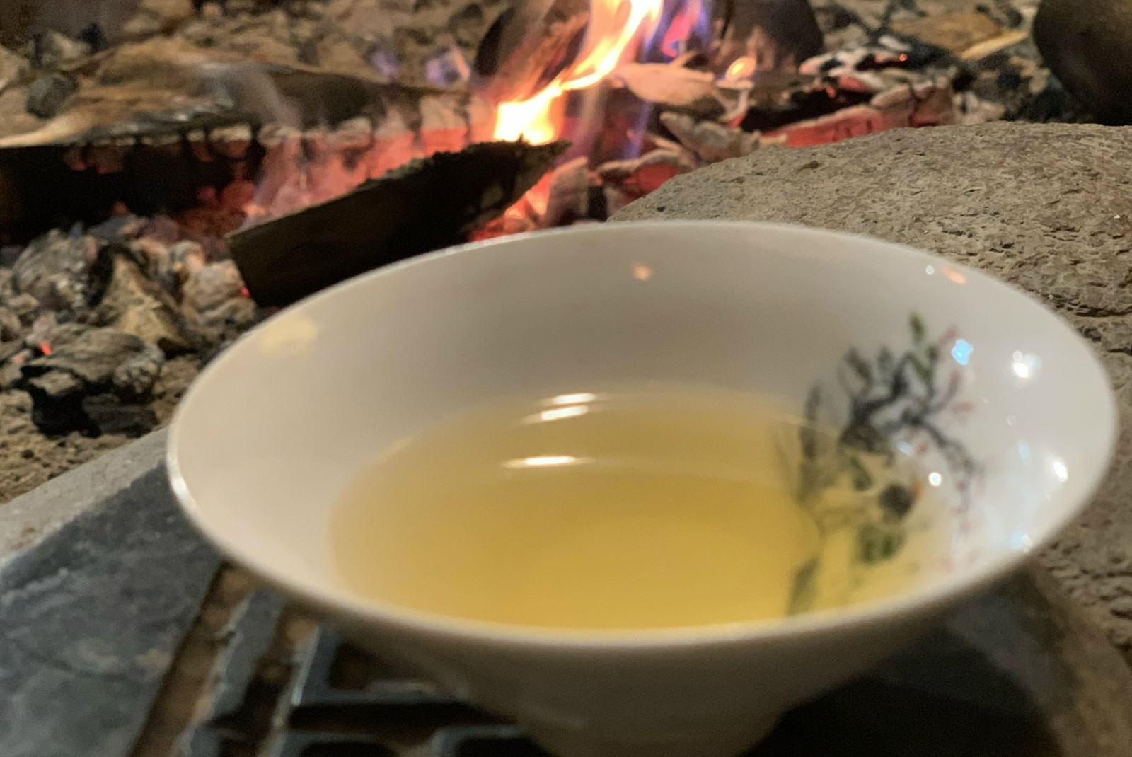 Tách trà đặc biệt bên bếp lửa người Mông vô cùng nhiều hương vị.
