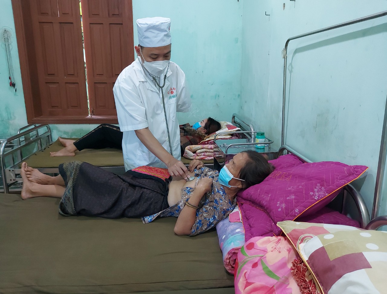 Bác sỹ Nguyễn Việt Đức điều trị cho bệnh nhân tại Trạm xá bản Thoọng Pẹ.