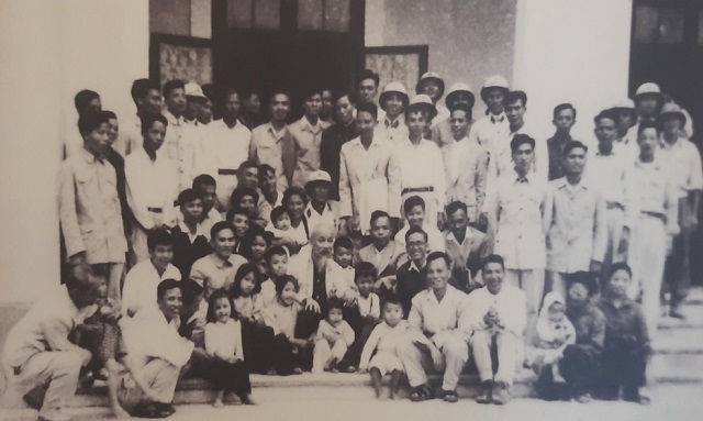 Bác Hồ chụp ảnh chung với lãnh đạo tỉnh và các cháu thiếu nhi tại Văn phòng Tỉnh ủy Hà Bắc, ngày 17/10/1963. Ảnh tư liệu tại Bảo tàng tỉnh Bắc Giang