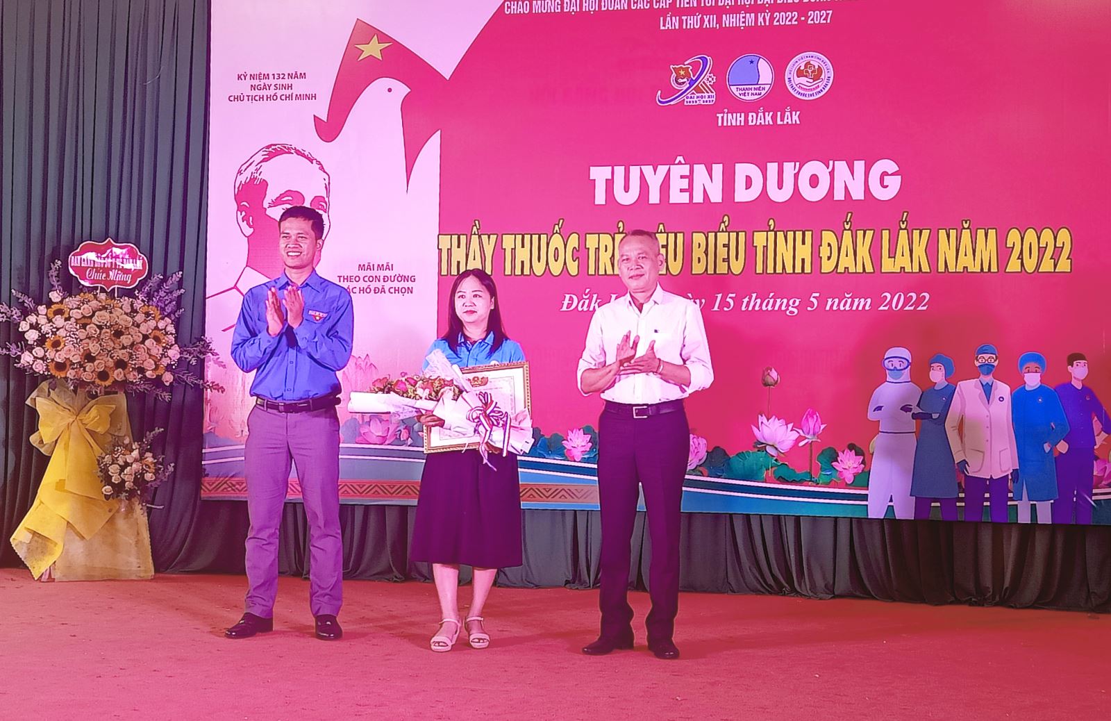 Chị Đỗ Thị Thanh Trang nhận Bằng khen của Trung ương Hội thầy thuốc trẻ.