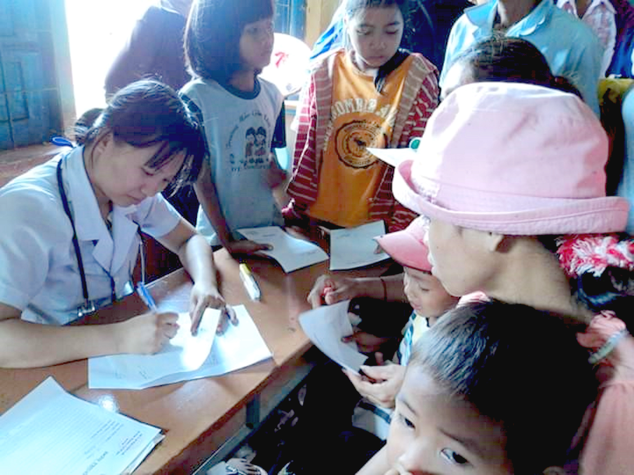 Bác sĩ Đỗ Thị Thanh Trang tham gia khám bệnh tại các buôn làng vùng sâu, vùng xa.