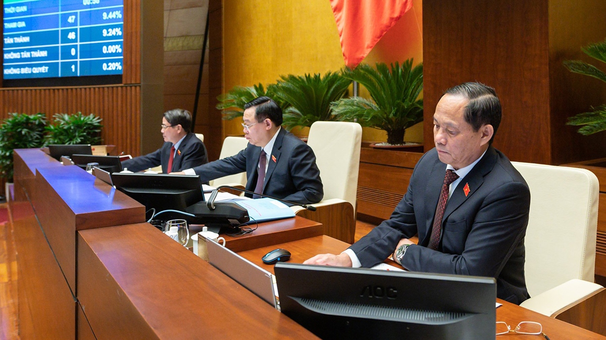 Chủ tịch Quốc hội Vương Đình Huệ và các Phó Chủ tịch Quốc hội ấn nút biểu quyết thông qua Nghị quyết về Kế hoạch phát triển kinh tế - xã hội năm 2023.