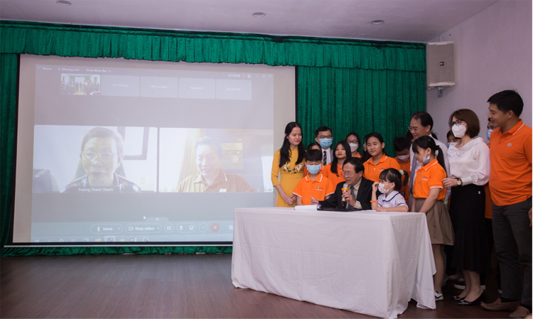 Các em học sinh cùng chứng kiến nghi thức ký kết giữa Trường Hy Vọng và Trường Đại học Phan Châu Trinh