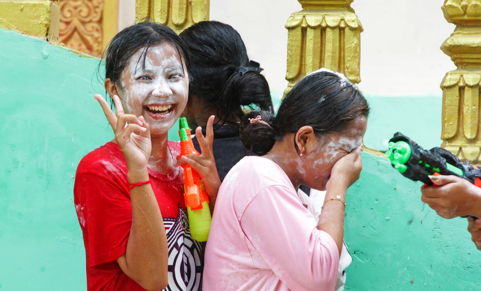 Các thiếu nữ đồng bào Khmer rãi phấn thơm ngày Tết.