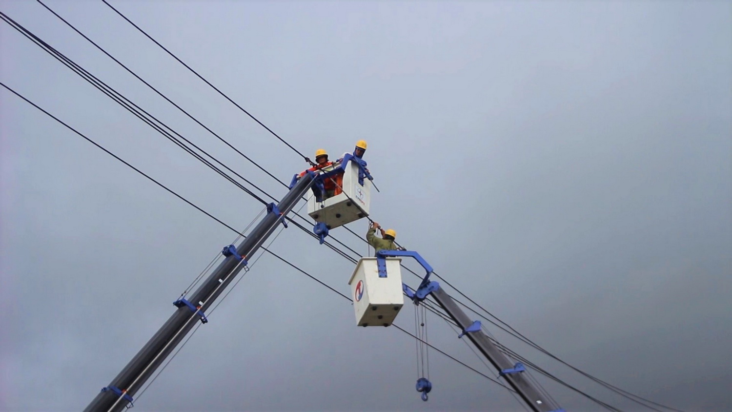 Công nhân Tổng Công ty Điện lực miền Trung sửa đường dây, sẵn sàng ứng phó bão.