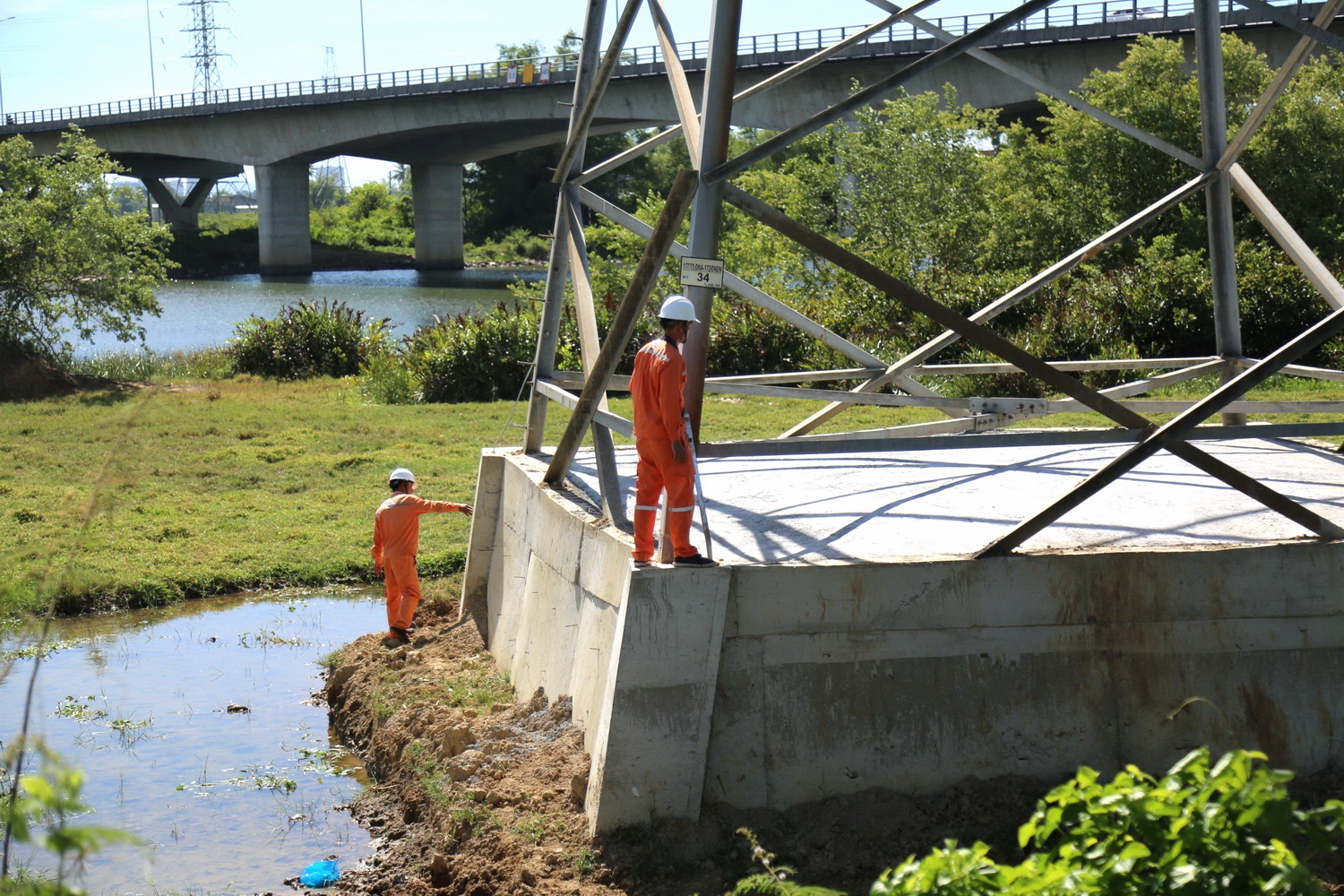 Công ty Điện lực Đà Nẵng kiểm tra các vị trí móng cột xung yếu.