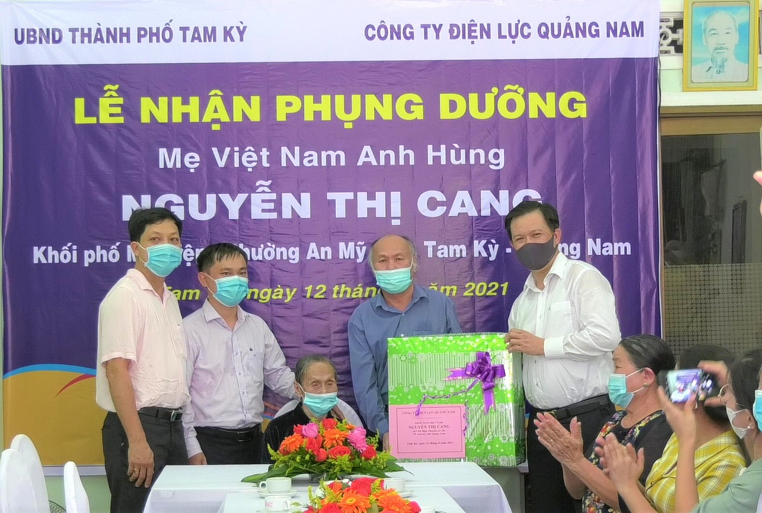 Công ty Điện lực Quảng Nam trao tiền phụng dưỡng hàng tháng cho Mẹ Nguyễn Thị Cang.