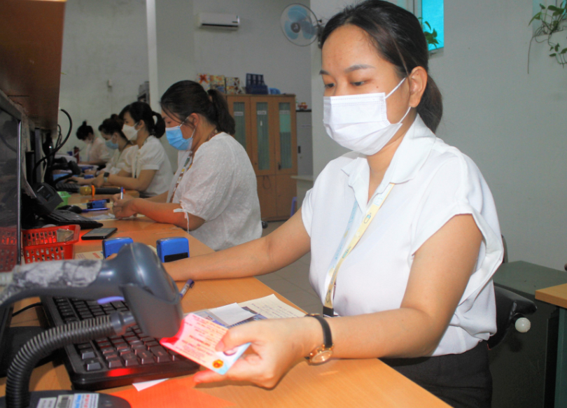 Cán bộ Y tế quận Hải Châu chỉ cần tiếp nhận thẻ căn cước công dân và quét mã để tra cứu thông tin bệnh nhân.