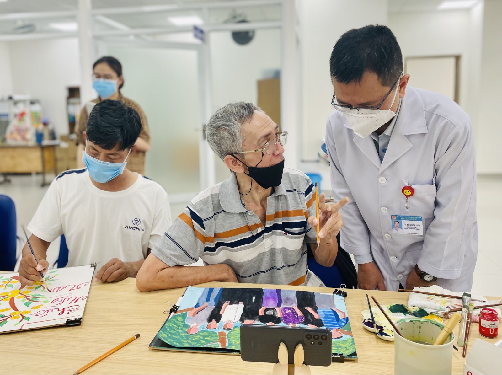 Tiến sĩ Lê Khánh Điền dành nhiều thời gian để hỏi thăm, động viên các bệnh nhân tham gia lớp vẽ “0 đồng” của Bệnh viện An Bình.