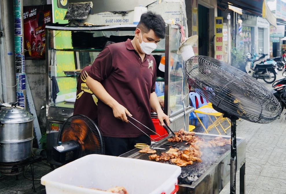 Lê Thành Công miệt mài với mô hình “Cơm treo” đầy ý nghĩa.