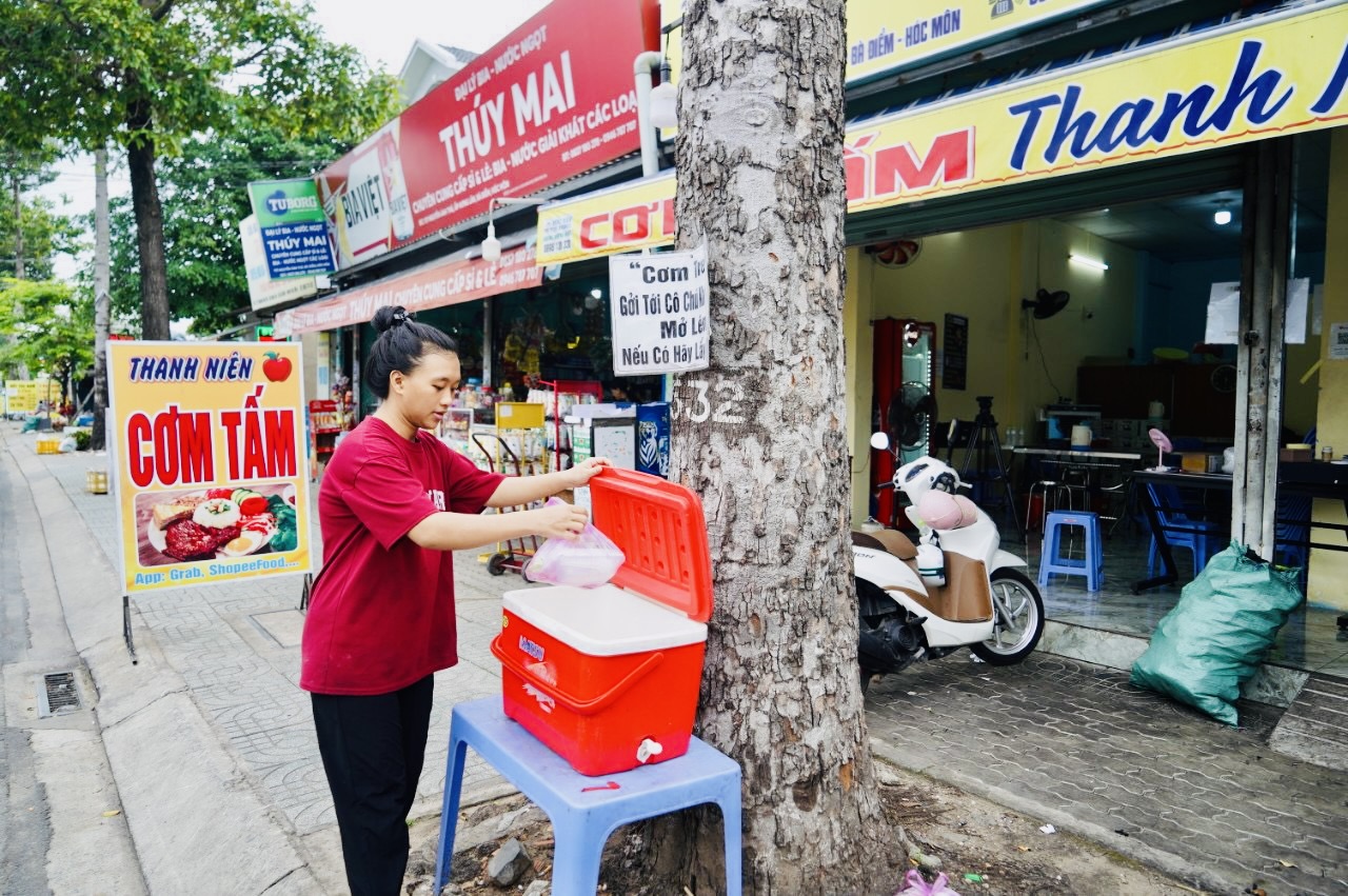 Suất cơm đặc biệt được nấu bằng tình thương yêu, sự quan tâm của cộng đồng.