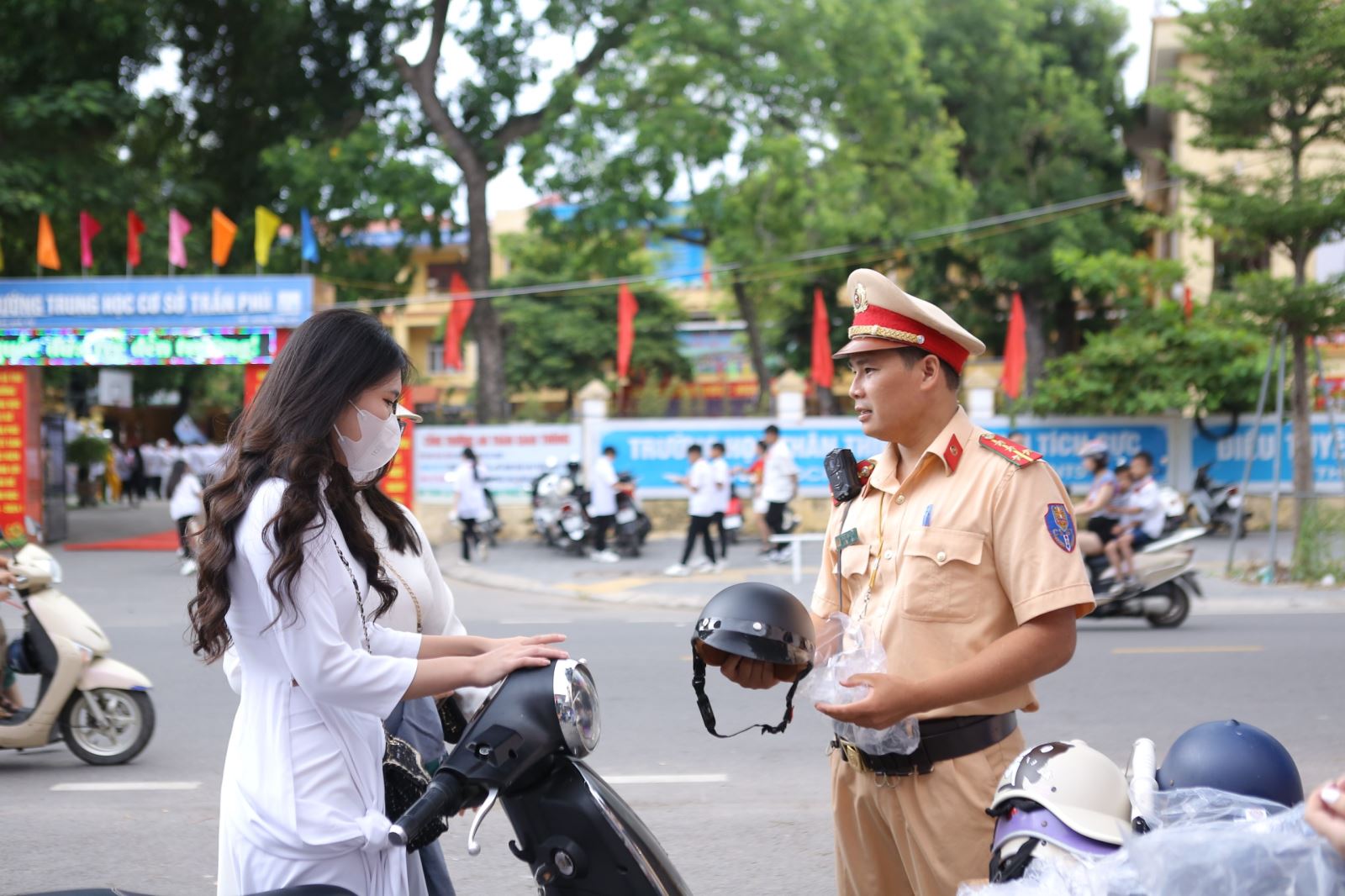 Vào đầu các năm học, lực lượng CSGT Công an TP Bắc Giang phổ biến pháp luật cho học sinh khi tham gia giao thông.