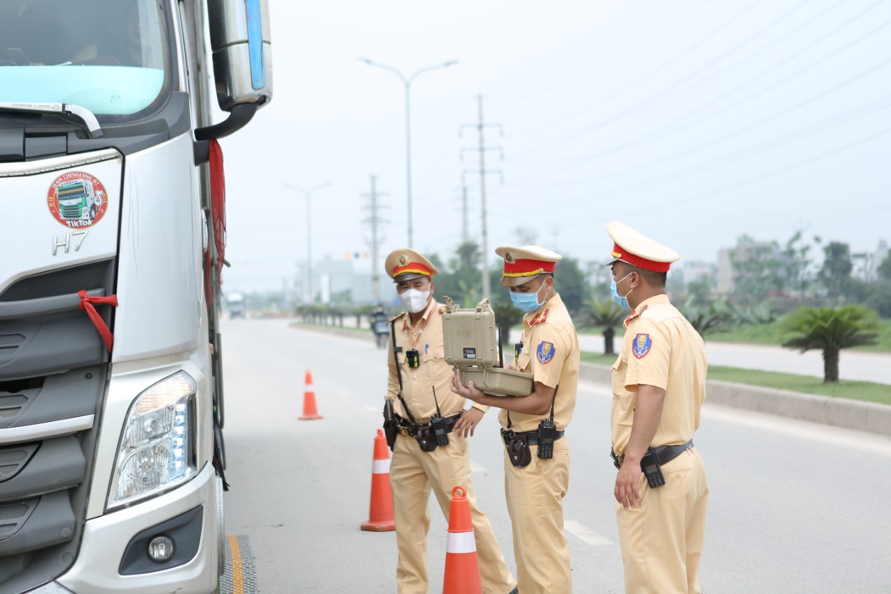 Lực lượng CSGT công an Thành phố Bắc Giang tích cực ra quân xử lý triệt để tình trạng xe quả khổ, quá tải.