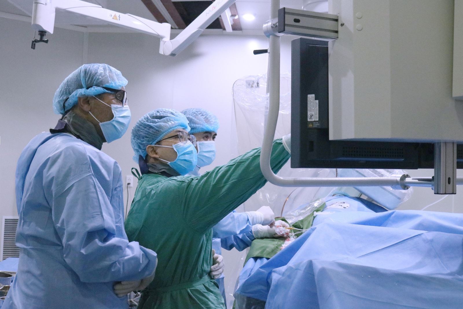 Các bác sĩ Việt Nam - Thụy Điển Uông Bí tiến hành can thiệp mạch cho bệnh nhân.