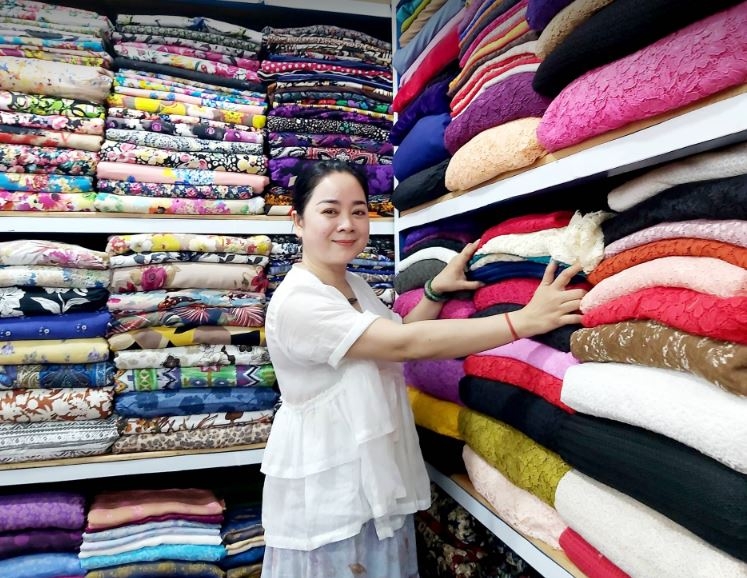 Nhờ vay vốn Agribank, chị Nguyễn Linh Phương ở thành phố Hội An đầu từ mở shop vải và may gia công phục vụ khách du lịch.